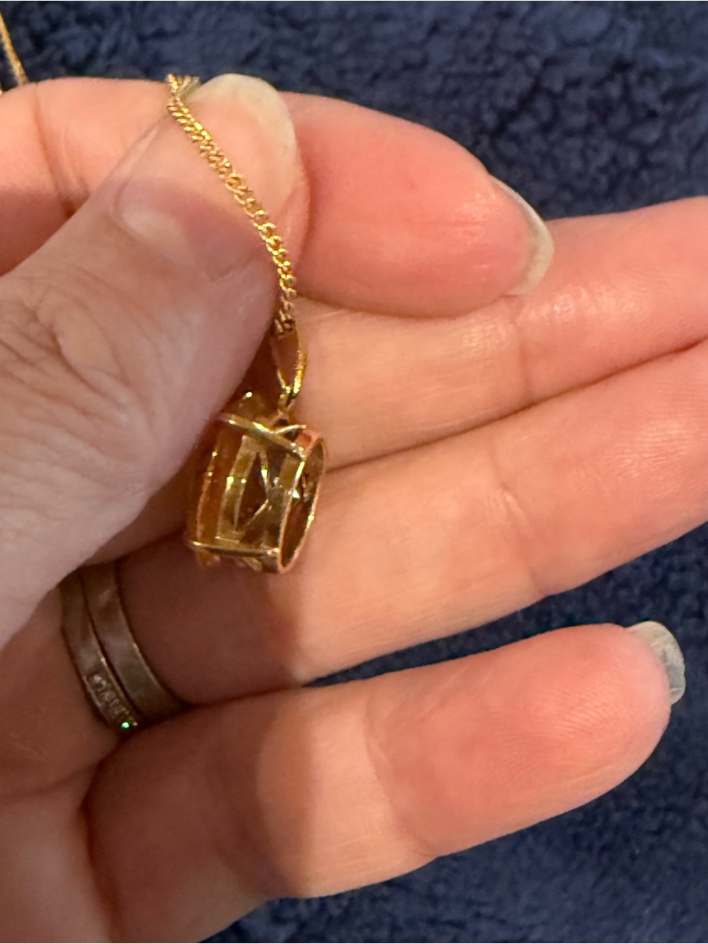 18k Chain and Oval Cut Citrine Pendant Necklace. - Picture 4 of 6